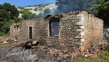 U dogj së bashku me dy fëmijët e mitur: Del emri i nënës 24-vjeçare, në momentin e zjarrit ishte duke…