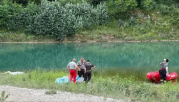 U fut në lumë për të shpëtuar djalin e mitur por e mori rryma e ujit, humb jetën babai 38-vjeçar në Itali