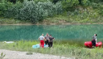 U hodh në lumë për të shpëtuar djalin, babai 38-vjeçar humb jetën në Itali