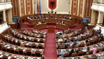 U miratua me 74 vota nga socialistët, vetëm 19 prej tyre lexuan marrëveshjen për huanë nga SHBA-të