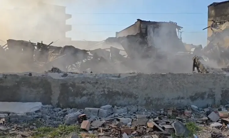 U përfshi nga flakët një ditë më parë, shkrumbohet totalisht magazina në Shkozet