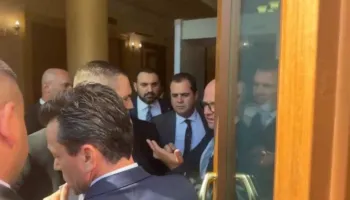 U përjashtua nga Kuvendi, Shehaj nuk lejohet të futet në sallë nga Garda! Deputeti: Kam shlyer ndëshkimin