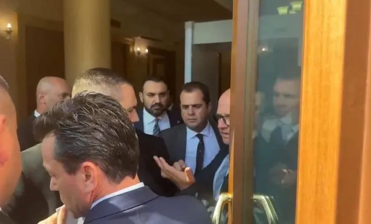 U përjashtua nga Kuvendi, Shehaj nuk lejohet të futet në sallë nga Garda! Deputeti: Kam shlyer ndëshkimin