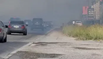 U “pushtua” nga flakët zona e Koxhasit/ Zjarrfikësit neutralizojnë vatrën pas disa orësh, zhbllokohet autostrada