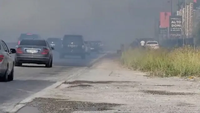U “pushtua” nga flakët zona e Koxhasit/ Zjarrfikësit neutralizojnë vatrën pas disa orësh, zhbllokohet autostrada
