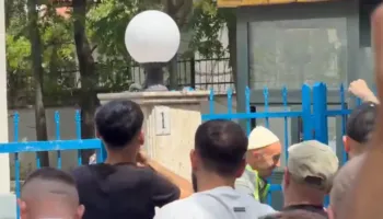 U shoqëruan nga policia gjatë protestës, lirohen organizatori Arben Kola dhe një tjetër protestuese