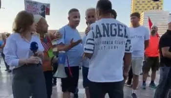 U vendosi ngjitës kamerave, ky është protestuesi që sulmon gazetarët (FOTO)