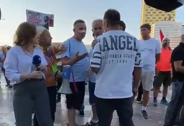 U vendosi ngjitës kamerave, ky është protestuesi që sulmon gazetarët (FOTO)