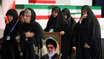 U vra në shkurt nga sulmet izraelito-amerikane, nisin homazhet 7-ditore për Khamenein, miliona njerëz priten në ceremoni