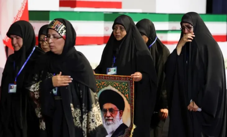 U vra në shkurt nga sulmet izraelito-amerikane, nisin homazhet 7-ditore për Khamenein, miliona njerëz priten në ceremoni