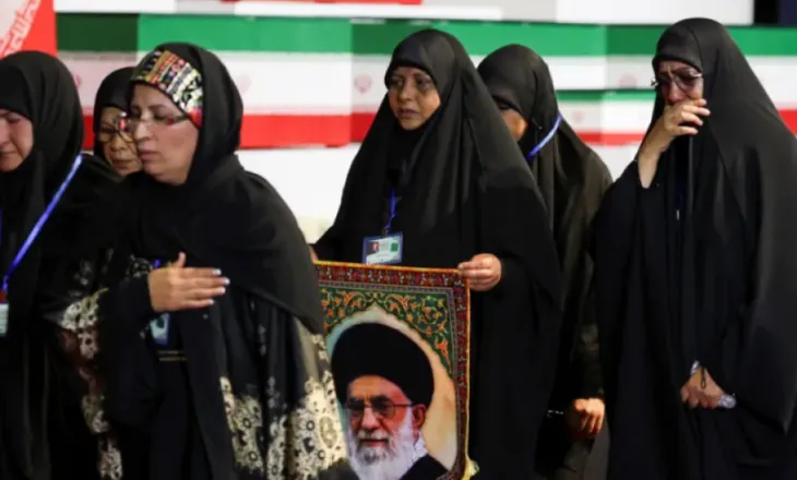 U vra në shkurt/ Nisin homazhet 7-ditore për Khamenein, miliona njerëz priten në ceremoni