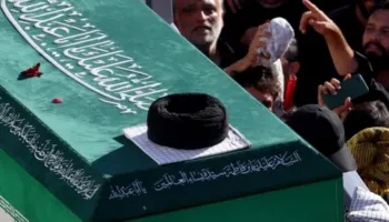 Udhëheqësi suprem i vrarë Ali Khamenei varroset në faltoren më të shenjtë të Iranit