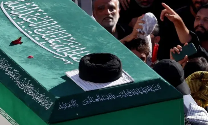Udhëheqësi suprem i vrarë Ali Khamenei varroset në faltoren më të shenjtë të Iranit