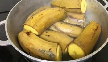 Uji i zier me banane, pse njerëzit po e pinë gjithnjë e më shumë para gjumit