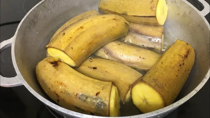 Uji i zier me banane, pse njerëzit po e pinë gjithnjë e më shumë para gjumit