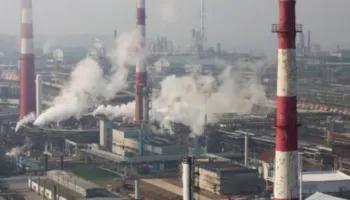 Ukraina sulmon rafinerinë ruse Gazprom, 1,400 kilometra larg kufirit