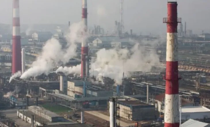 Ukraina sulmon rafinerinë ruse Gazprom, 1,400 kilometra larg kufirit