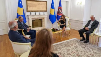Ushtruesja e presidentes Albulena Haxhiu takon përfaqësuesit e Shoqatës së Ish të Burgosurve Politikë të Kosovës