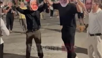 “Vallja e hajdutëve” para Kryeministrisë, qytetarët ia marrin valles në protestë të maskuar si politikanë (VIDEO)