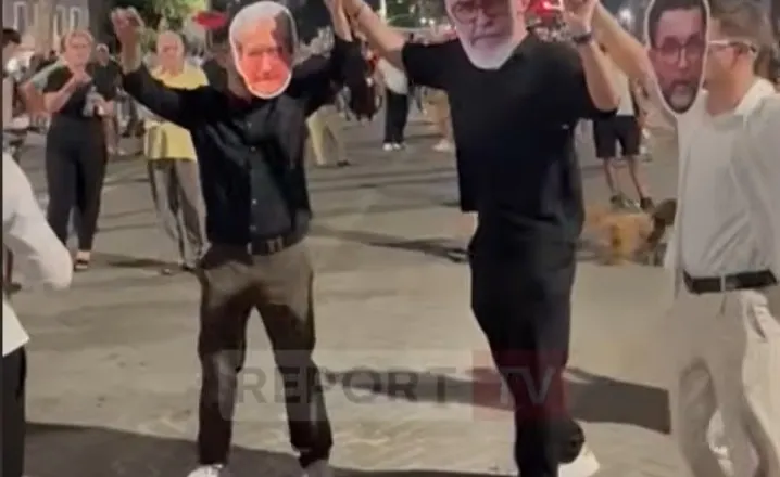 “Vallja e hajdutëve” para Kryeministrisë, qytetarët ia marrin valles në protestë të maskuar si politikanë (VIDEO)