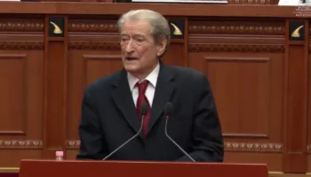 “Vasal i shpifur i Edi Ramës”, Berisha sulmon Peleshin! Kryetari i Kuvendit i ndërpret fjalën: Mu drejtoni me etikë