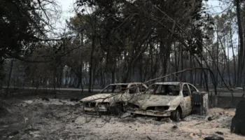 Vazhdon beteja me flakët në Francë, qindra shtëpi të djegura dhe mbi 200 mijë të evakuuar