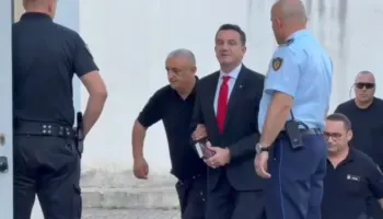 Veliaj mbërrin në Gjykatën Administrative, nis seanca për padinë ndaj prokurorit Dado