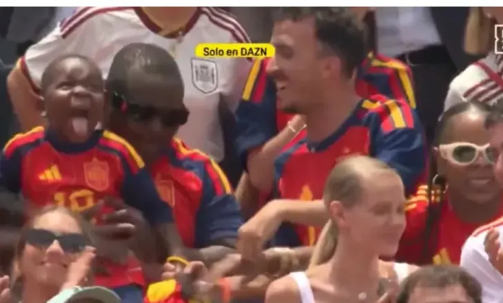 Vëllai i Lamine Yamal bëhet viral me festën e tij të veçantë pas golit të dytë të Spanjës (video)