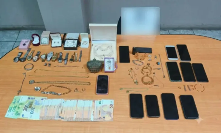 Vetëm 1 minutë për të realizuar grabitjen/ Çmontohet banda, sekuestrohen bizhuteri me vlerë 370 mijë euro (VIDEO)