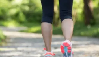 Vetëm 5 minuta ecje pas vakteve mund të ndihmojnë në uljen e sheqerit në gjak