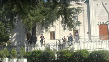 Vezë drejt makinës së Ballës, momenti kur një grup protestuesish i sulen automjetit