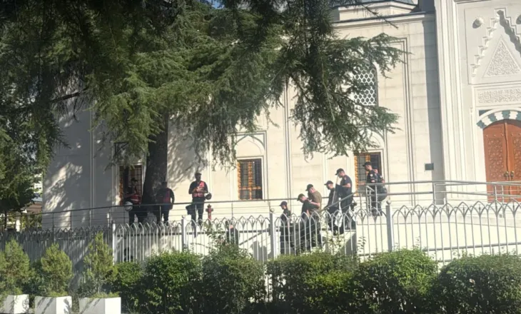 Vezë drejt makinës së Ballës, momenti kur një grup protestuesish i sulen automjetit