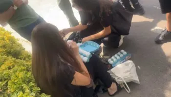 Vezë me emrat e deputetëve, protestuesit gati për sulm, mblidhen para Parlamentit