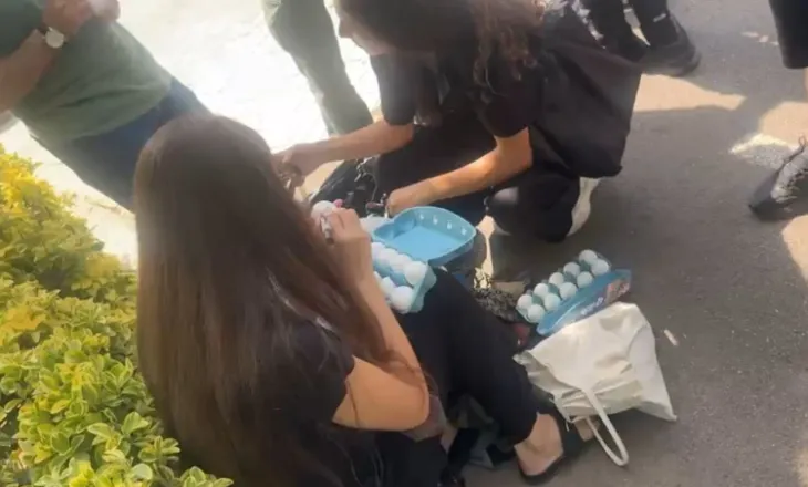Vezë me emrat e deputetëve, protestuesit gati për sulm, mblidhen para Parlamentit