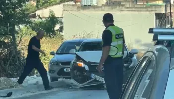 VIDEO/ Aksident tek ‘Çesma e Mbretit’, plagoset shoferi i një prej makinave të përplasura