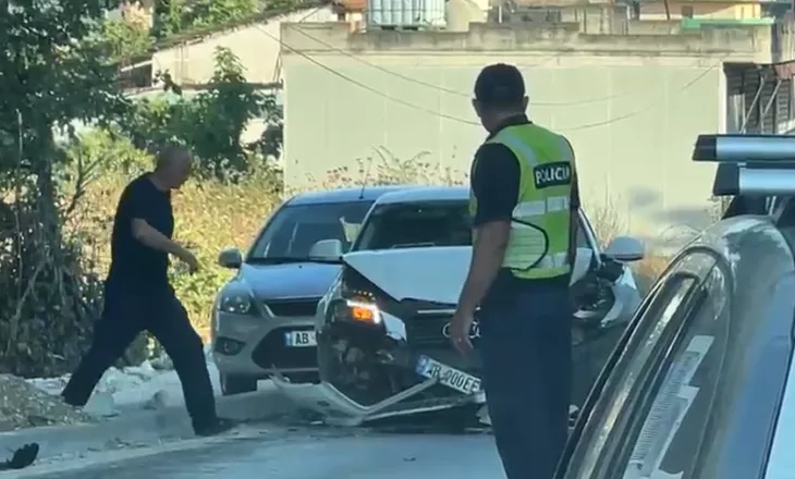 VIDEO/ Aksident tek ‘Çesma e Mbretit’, plagoset shoferi i një prej makinave të përplasura