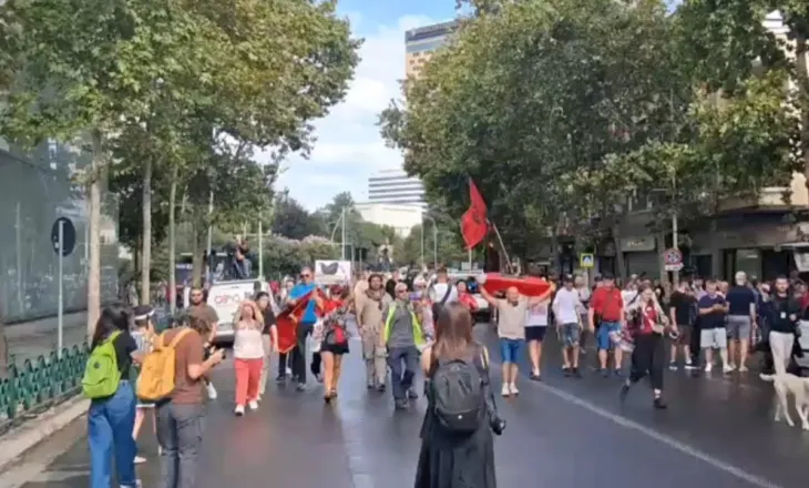 VIDEO/ Ditë tensioni në Tiranë, protestuesit marshojnë drejt Ministrisë së Brendshme! Deputetët e PS mbërrijnë në Kuvend