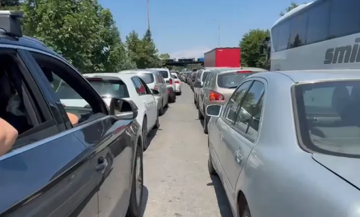 VIDEO/ Dogana e Qafë Thanës pothuajse e bllokuar, radhë kilometrike automjetesh