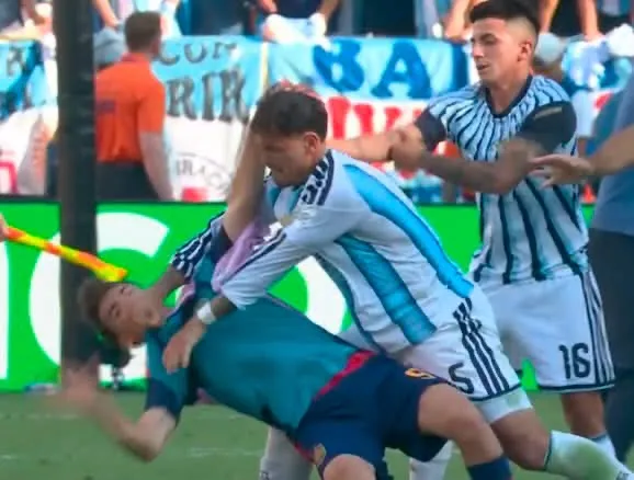 VIDEO/ E shëmtuar pas finales së Botërorit, Paredes përplaset keq me lojtarët e Spanjës