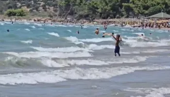 VIDEO/ Era ‘trazon’ detin, autoritetet ngrenë flamurin e kuq në plazhet e Vlorës!