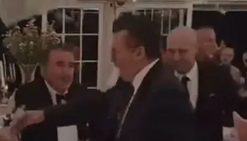 VIDEO / Fatmir Mediu ia merr valles, të tjerët i hedhin tufa me lekë