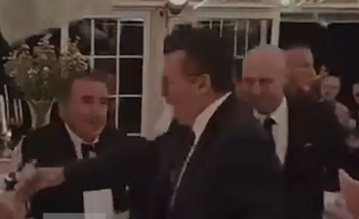 VIDEO / Fatmir Mediu ia merr valles, të tjerët i hedhin tufa me lekë