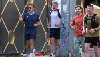 VIDEO/I veshur sportiv, Macron vrapon në rrugët e Ankarasë përpara samitit të NATO-s