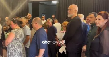 VIDEO/ Kryeministri Rama merr pjesë në homazhet për gazetarin Enrik Mehmeti