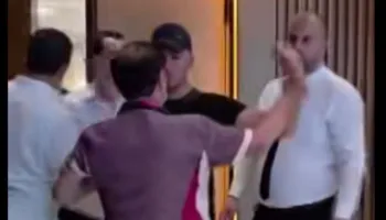 VIDEO / Kuvendarët e protestës nxjerrin me dhunë nga salla ish-deputetin: Do të çoj në Polici…