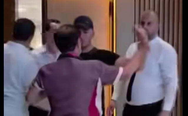VIDEO / Kuvendarët e protestës nxjerrin nga salla ish-deputetin: Unë të çoj në Polici more…