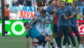 VIDEO/ Lojtari i Argjentinës humbi toruan pas humbjes dhe e ktheu në arenë boksi, hodhi përtokë dy futbollistë të Spanjës