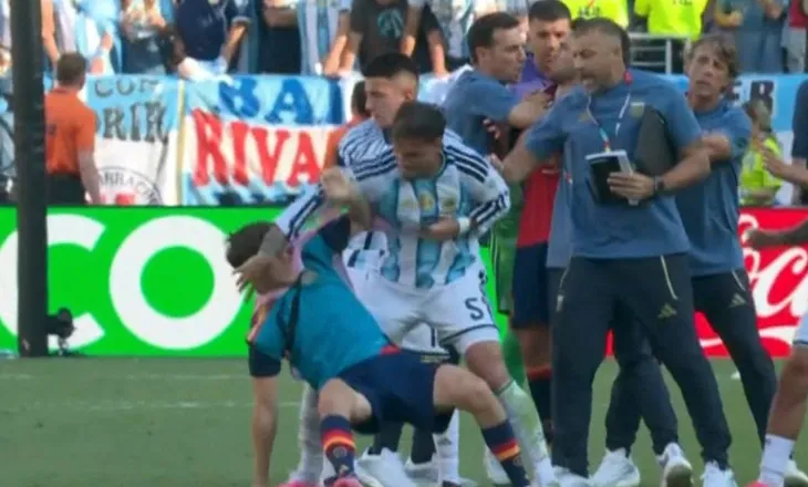 VIDEO/ Lojtari i Argjentinës humbi toruan pas humbjes dhe e ktheu në arenë boksi, hodhi përtokë dy futbollistë të Spanjës