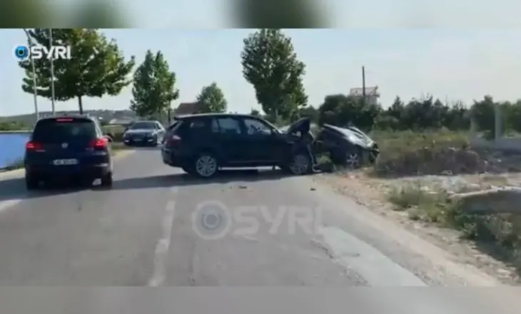 VIDEO/ Makinat përplasen ‘kokë më kokë’ në Çermë-Divjakë, 1 viktimë dhe 5 të plagosur, mes tyre fëmijë