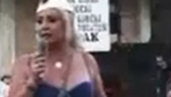 VIDEO / ‘Marrin nga 20 mijë euro për koncert’, protestuesja sulmon artistët: Noizy këtu rri si plehrë sepse…
